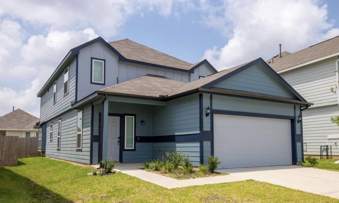 Conroe House | Enjoy the Holidays or Family Vacation Close to Six Flag Hurricane Harbor