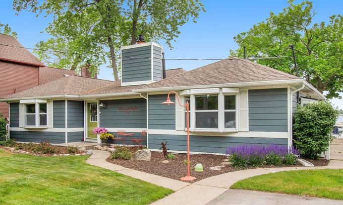 Pinckney House | Enjoy the lake in our family-friendly home with beautiful lake views!