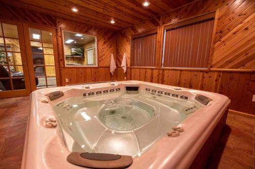Mount Pleasant Apartment | Enjoy The Outback+ Indoor Hot tub+Games+Puzzles+Tennis Court