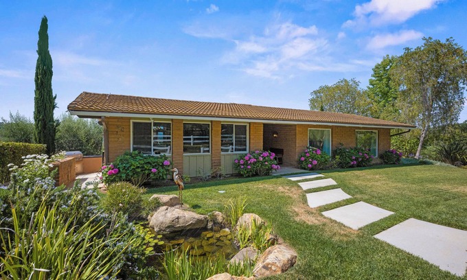 Fallbrook House | Enjoy the peaceful and relaxing time at windmill winery house!
