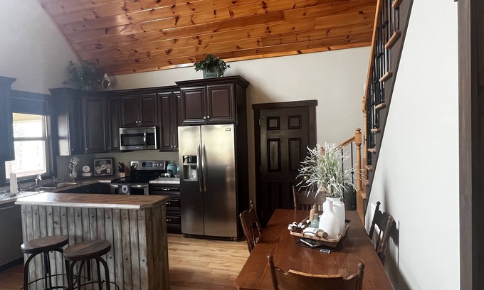 Chatsworth Cabin | Enjoy the picturesque view of the mountains. Gateway to the Appalachians!