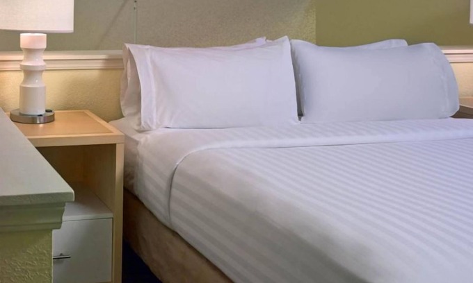 Middleburg Heights Hotel | Enjoy the Rock and Roll Hall of Fame Tour! Pet-friendly, FREE Parking