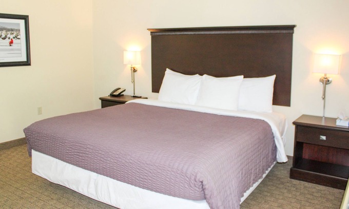 Kelleys Island House | Enjoy the Scenic views of Kelleys Island Glacier Suite 115