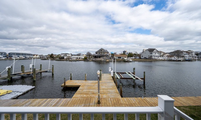 Little Salisbury House | Enjoy the serene beauty of coastal living in his spacious 4-bedroom home