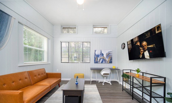 Murray Hill Apartment | Enjoy this comfortable and cozy home in Murray Hill area