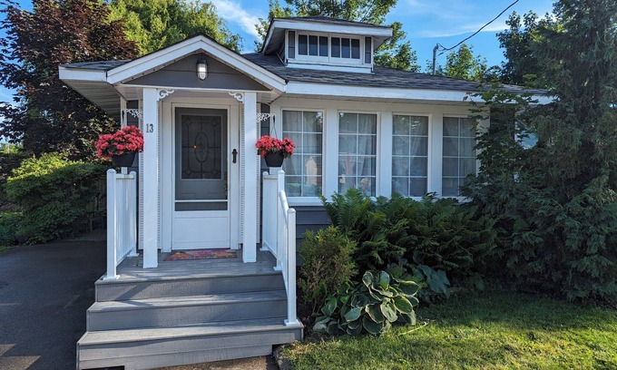 Crystal Beach Cottage | Enjoy this cozy cottage, 10 minutes from Bay Beach in Crystal Beach.