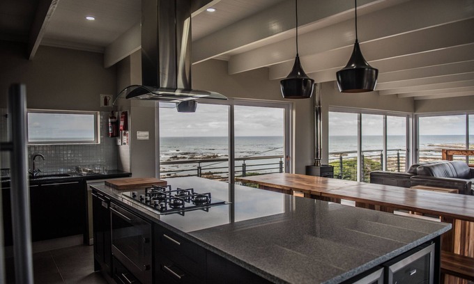 Van Dyks Bay House | Enjoy whale watching, shark diving, wildlife, attentive host, memorable stays.