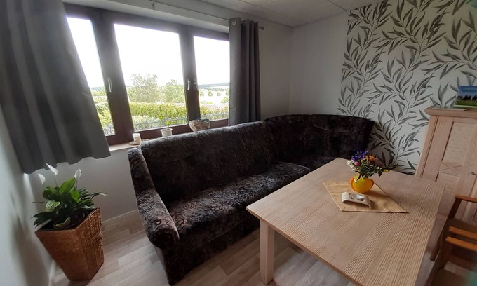 Crostwitz Apartment | Enjoy your stay with up to 2 people in our approx. 36 m² apartment. Parking space, terrace in the courtyard for a relaxed barbecue evening!