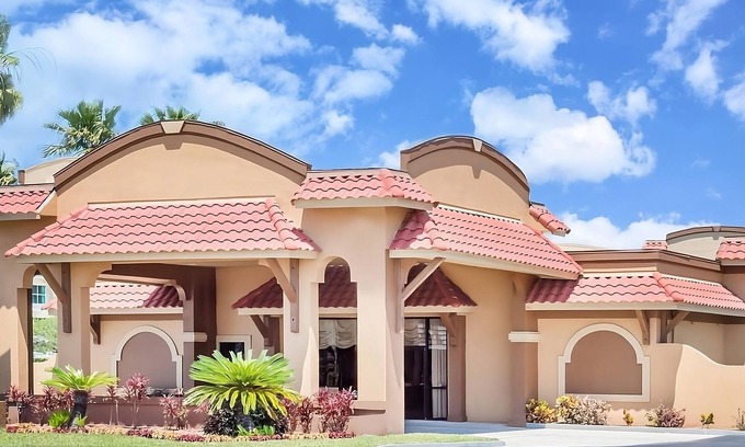 St. Augustine Hotel | Enjoy Your Weekend with Onsite Pool, Free Parking! Gorgeous Room