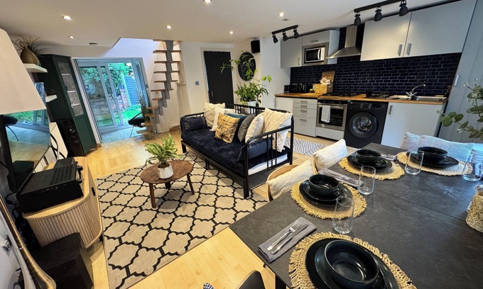 Holbrooks Cottage | Enjoyable 1-bedroom Cozy Cottage in Coventry