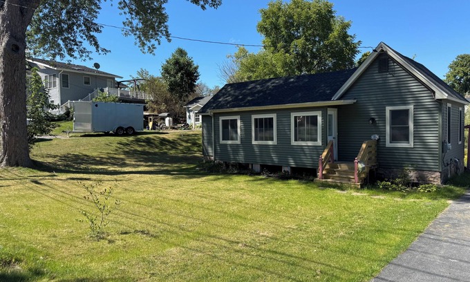 Alexandria Bay House | Enjoyable 2-bedroom house with AC in Alexandria Bay with kids play loft