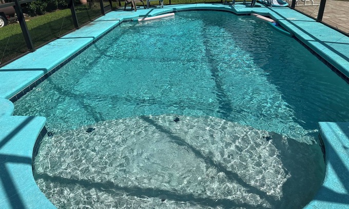 Plant City House | Enjoyable 3-bedroom house with wetbar and pool.