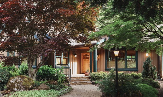 Newberg House | Enology House has hot tub and fireplace close to Newberg. Explore wines here.