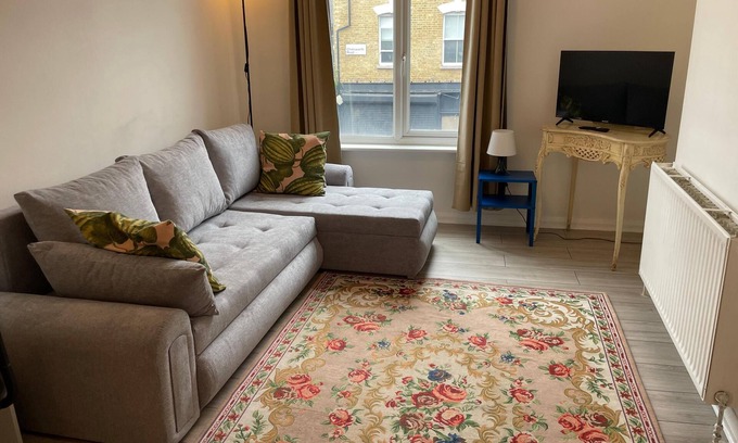 Homerton Apartment | Enormous Family Flat (7 guests)