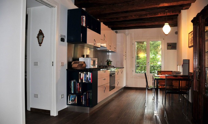 San Polo Apartment | "Enrico's Hideaway near the Rialto Bridge - It's Over The Moon!"