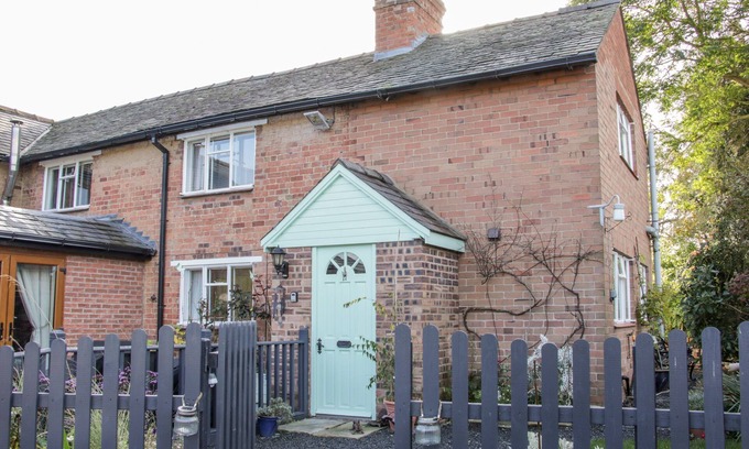 Stoney Stretton Cottage | ENSDON LEA COTTAGE, pet friendly, with a garden in Nesscliffe