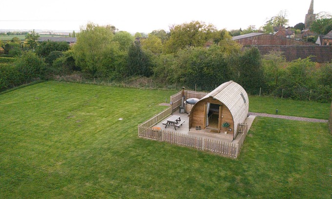 Tamworth Cabin | Ensuite Wooden Cabin With Hot Tub