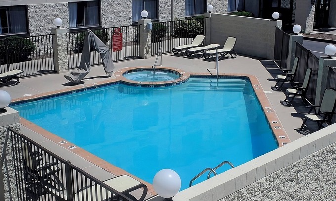 Tusayan Hotel | Ensuring a Very Comfortable & Memorable Stay! 3 Relaxing Units, Outdoor Pool