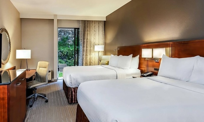 Executive Park Hotel | Ensuring a Very Comfortable & Memorable Stay! Pets Are Welcome, Parking, Pools!