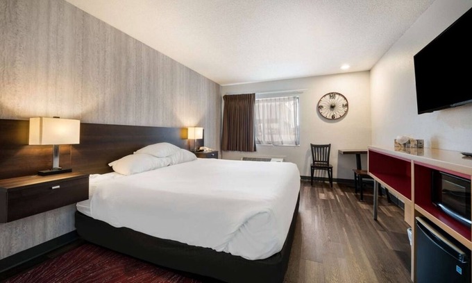 Ontario Hotel | Ensuring a Very Comfortable & Memorable Stay! Pool, Free Breakfast & Parking