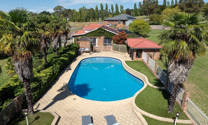 Calare House | Entertainer's Dream - 6 Bedroom Home, Sleeps 17