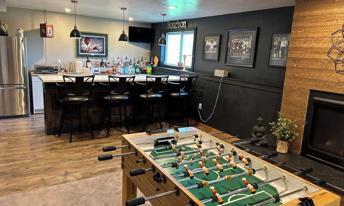 Bellevue House | Entertainer's Dream - Quick drive to Lambeau - Hot Tub, Bar, & 85" TV.