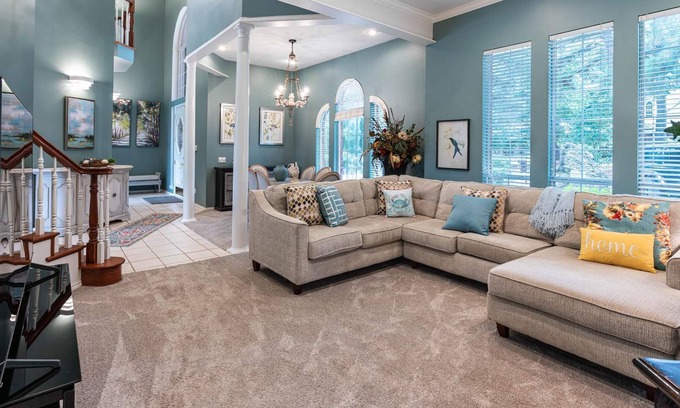 Paris House | Entertainers delight. Enjoy this 5500 Sq ft house.
