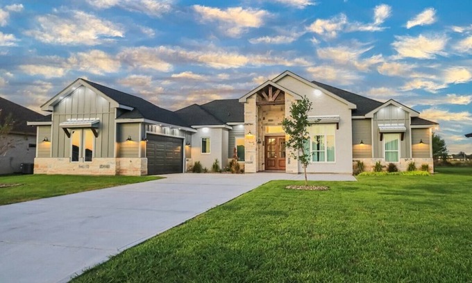 Harlingen House | Entertainers Dream w/Hot Tub, Pool, Arcade & Gym