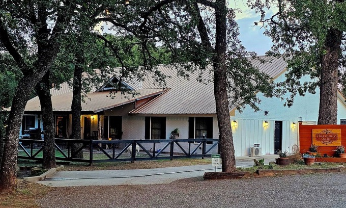 Weatherford Cabin | Entertainers home near Fort Worth
