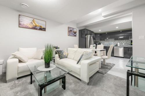 Beaumont House | Entire 1 bed and Den Near YEG International Airport