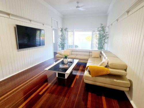 Maryborough Apartment | Entire 2 Attached Duplex Unit, 15ppl