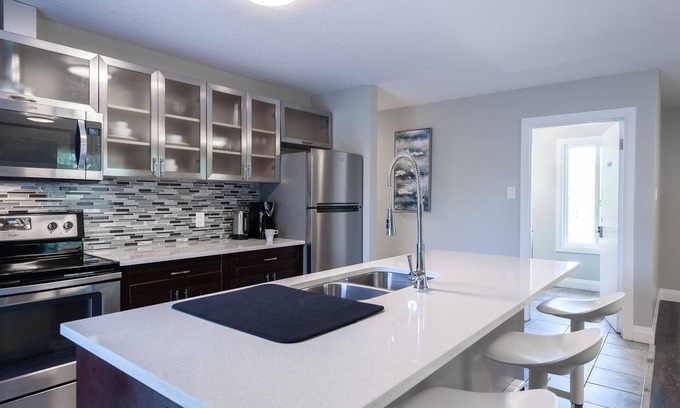 Waterloo Apartment | ENTIRE 2 BEDROOM APARTMENT UPTOWN WATERLOO