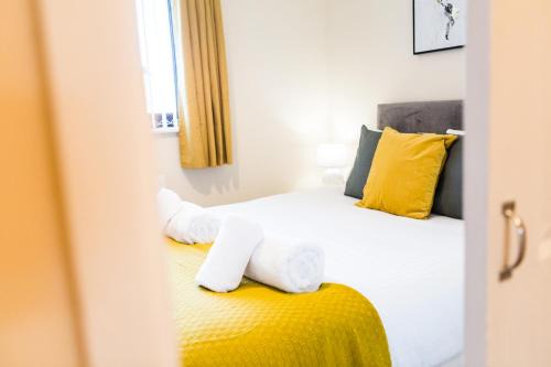 Clearbrook House | Entire 2 Bedroom House near Derriford with Parking