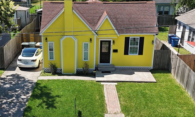 Del Mar House | Entire 2-bedroom house in Corpus Christi with CAL KING BED,EV-CHARG AC, WiFi