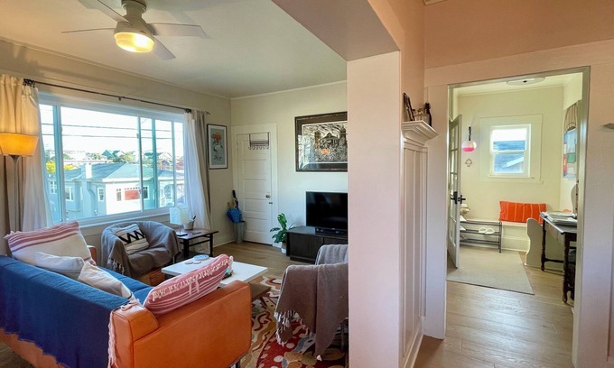 Shafter House | Entire 2BR Rockridge Temescal Upper Flat - Walk to TJ’s, Shops, great for work