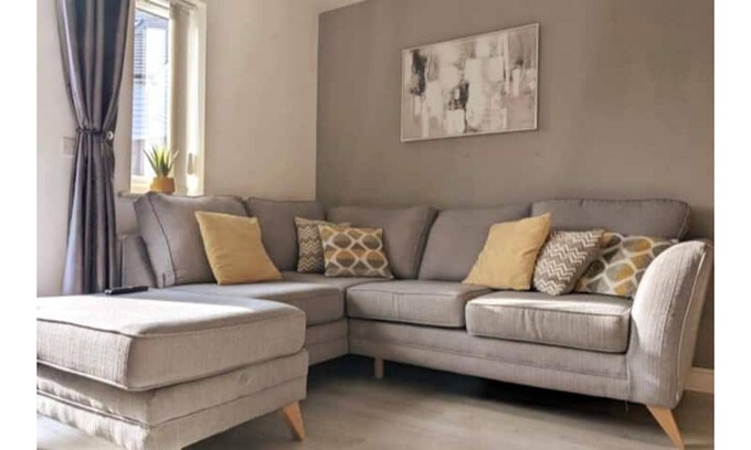 Milton Keynes House | Entire 3 bed home Sleeps 6, WiFi, 2 Parking Spaces