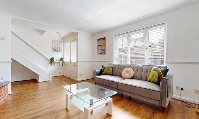 Basildon House | Entire 3 Bed Home in Basildon Sleeps up to 6