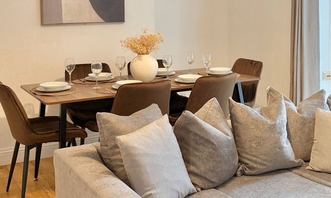 Shadwell Apartment | Entire 3 bedroom, ground floor, garden modern home