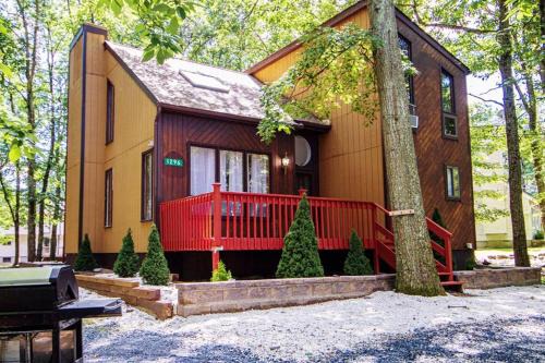 East Stroudsburg Ski Chalet | Entire 3 Bedroom Adventure Chalet, Near the best of the Poconos