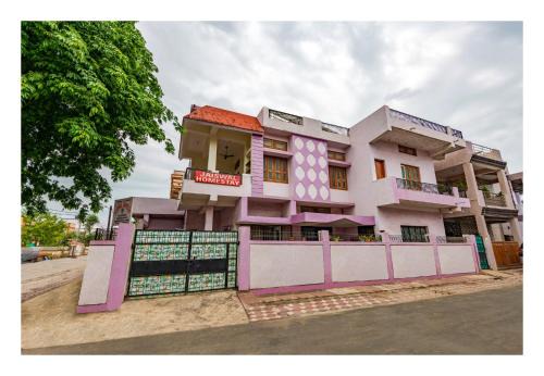 Jabalpur House | Entire 3-room homestay perfect for families & groups, accommodates up to 9 guests- Jaiswal Homestay