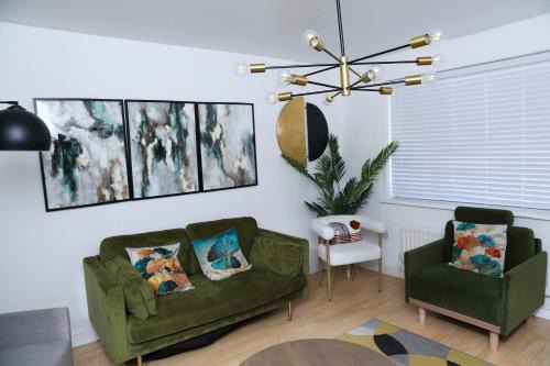 Little Hulton House | Entire 3Bed in Greater Manchester with Fast Wi-Fi, Garden & Free Parking