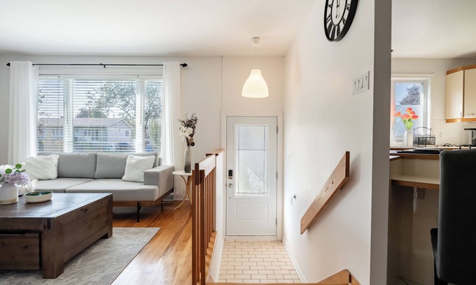 Saint-Hubert House | Entire 4 BDR House near MTL, Free Parking