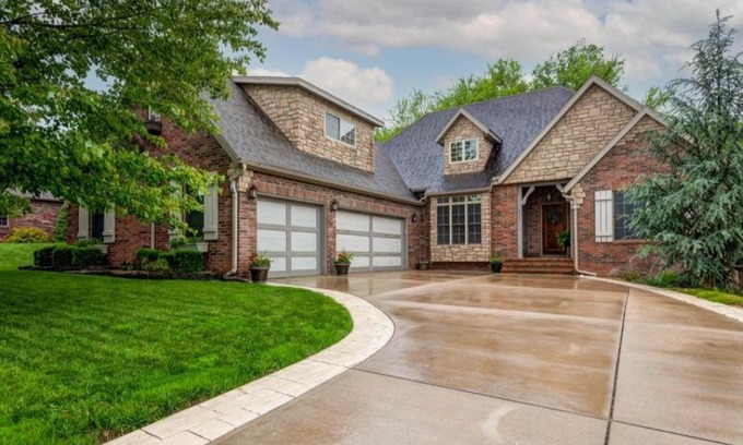 Turners Villa | Entire 4 Bedroom Home - WiFi, Jetted Tub, Fireplace, Garage & EV Charger