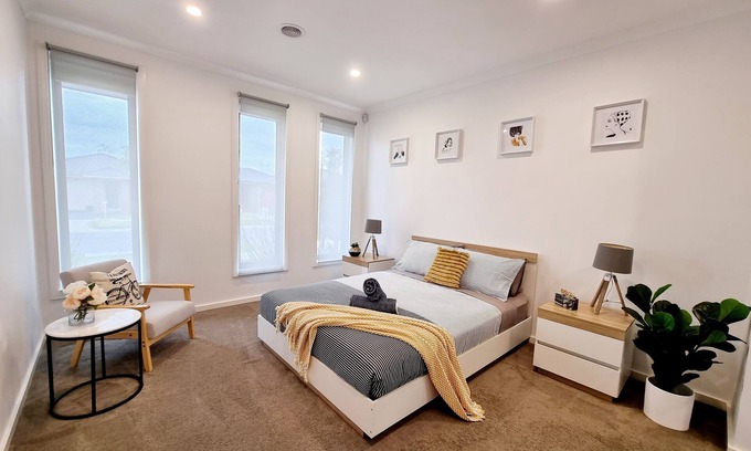 Clyde North House | Entire 4 bedrooms Clyde North home, no sharing