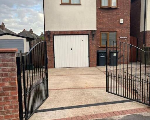 Mapperley House | Entire -4 Bedrooms Detached House with Driveway