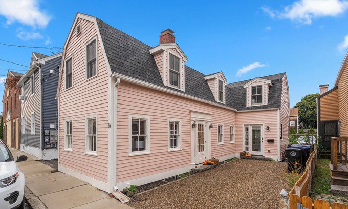 Salem House | Entire 4BR 2 Bath Home l Minutes to Downtown Salem