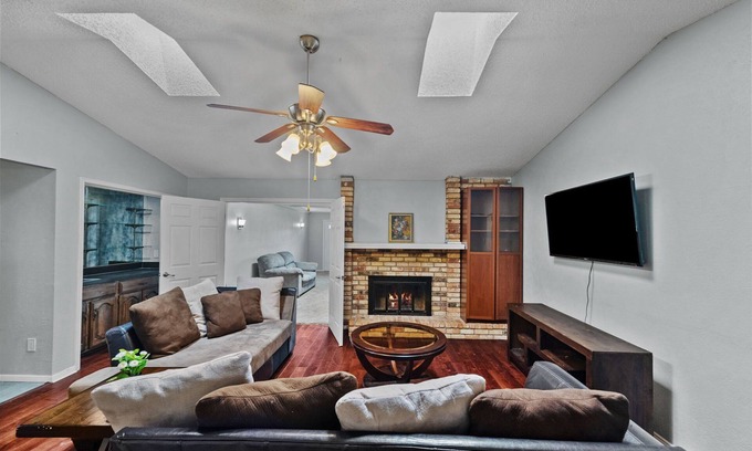 Dallas County House | Entire 5 Bedrooms Centrally Located! Updated!Cozy!