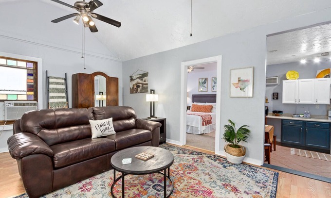 Orange Cottage | 🍊 Entire Adorable Cottage in Historic District.
