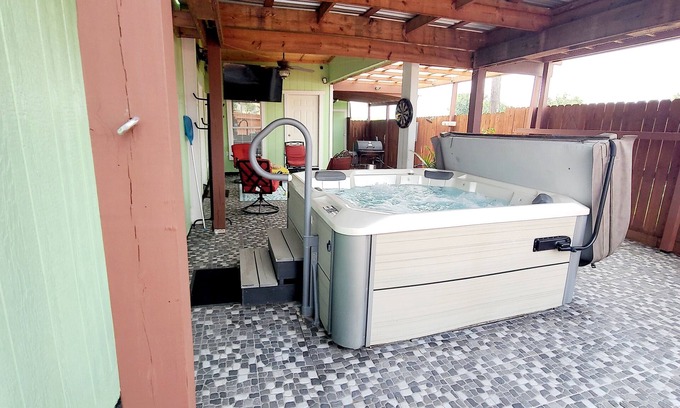 Redwood Apartment | ENTIRE APARTMENT with Private Hot Tub nOutside of San Marcos City