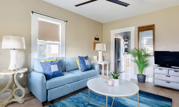 South Oceanside House | Entire Beach Cottage- 5 min walk to the beach!